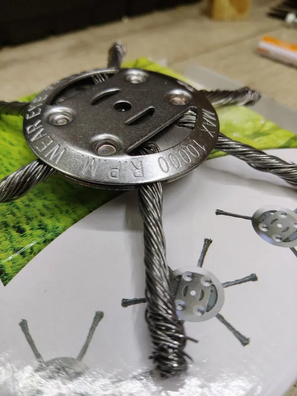 🇵🇹 A cabeça do cortador de relva possui 6 lâminas em aço inoxidável