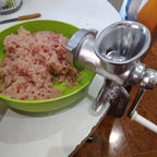 Moedor de Carne Manual com Enchideira — Faz Chouriço em Casa, Sem Esforço