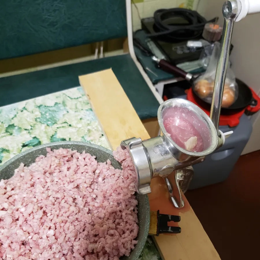 Moedor de Carne Manual com Enchideira — Faz Chouriço em Casa, Sem Esforço